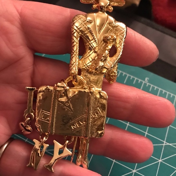 1980’s gold tone woman with dog brooch “ I Love New York” dangle charms - Picture 4 of 6